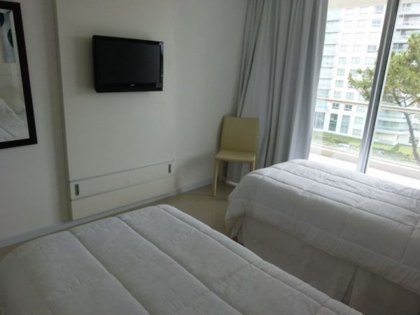 Moderno departamento en alquiler sobre Avenida Roosevelt.